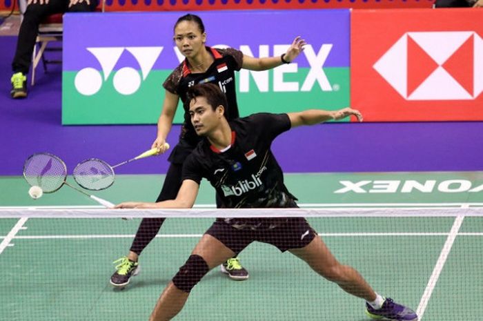 Pasangan ganda campuran Indonesia, Tontowi Ahmad/Della Destiara Haris, mengembalikan kok ke arah Yuta Watanabe/Arisa Higashino (Jepang) pada babak pertama Hong Kong Open 2018 di Hong Kong Coliseum, Selasa (13/11/2018).