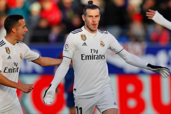 Penyerang Real Madrid, Gareth Bale, merayakan golnya dengan Lucas Vazquez, saat menghadapi SD Huesca dalam laga pekan ke-15 Liga Spanyol, Minggu (9/12/2018) di Stadion El Alcoraz, Huesca.