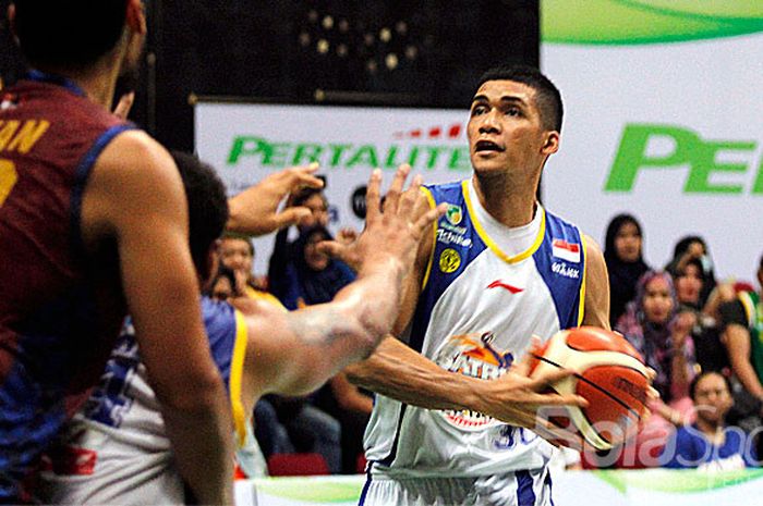 Aksi pebasket Satria Muda Pertamina, Kevin Sitorus, saat melawan Hang Tuah pada laga Seri VI Indonesia Basketball League (IBL) di GOR UNY, Yogyakarta, Minggu (28/1/2018).