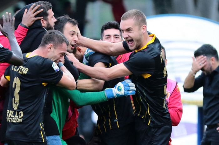 Kiper Benevento, Alberto Brignoli (baju hijau) saat merayakan gol yang berhasil ia cetak ke gawang AC Milan dalam pertandingan Liga Italia 2017-2018 di Stadion Ciro Vigorito, Benevento, Italia, pada Minggu (3/12/2017).