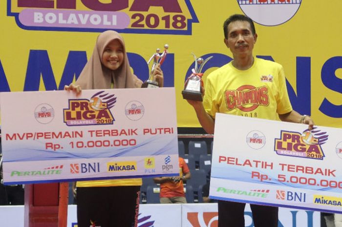 Nandita Ayu Salsabila (kiri) dan Muhammad Anshori (kanan) saat menerima penghargaan individu usai gelaran grand final Proliga 2018, Minggu (15/4/2018).