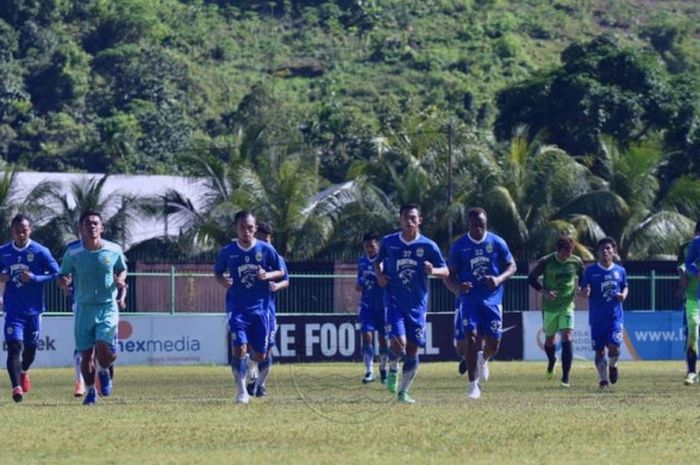  Skuat Persib Bandung saat menjalani sesi latihan di Stadion Marora, Serui, Rabu (11/7/2018). 