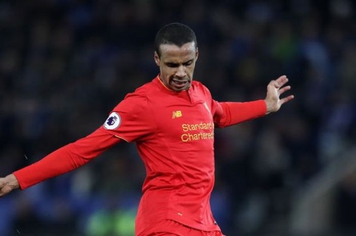 Aksi Joel Matip dalam laga Premier League antara Leicester City kontra Liverpool di The King Power Stadium, 27 Februari 2017. 