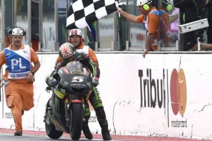   Momen Johann Zarco menuntun motornya yang kehabisan bahan bakar pada perlombaan di seri MotoGP San Marino, Minggu (10/9/2017).  