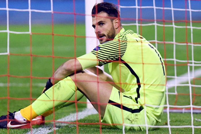 Ekspresi kiper timnas Yunani, Orestis Karnezis, setelah gawangnya kebobolan oleh Kroasia dalam lahga play-off Kualifikasi Piala Dunia 2018 di Stadion Maksimir, Zagreb, Kroasia, pada 9 November 2017.