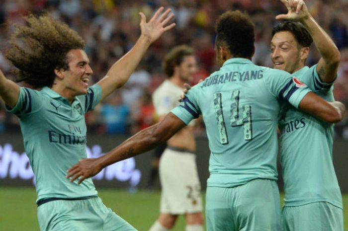 Mesut Oezil merayakan gol Arsenal ke gawang PSG pada pertandingan ICC 2018 di Singapura, 28 Juli 2018. 