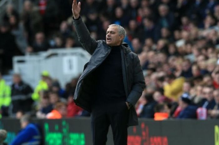 Reaksi pelatih Manxchester United, Jose Mourinho, saat menyaksikan timnya berlaga kontra Middlesbrough dalam laga Premier League di Stadion Riverside, Middlesbrough, Inggris, pada 19 Maret 2017.