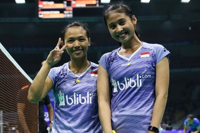 Pasangan ganda putri Indonesia, Della Destiara Haris/Rizki Amelia Pradipta, berpose setelah mengalahkan Chen Qingchen/Jia Yifan (China) dengan skor 16-21, 14-21 pada laga babak kedua Kejuaraan Asia 2018 yang berlangsung di Wuhan Sports Center, Wuhan, China, Kamis (26/4/2018).