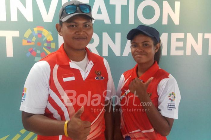 Akbar Yoke Rizaldi dan Bonita Yurike Nina usai meraih medali perunggu di nomor mixed team compound, Rabu, (14/2/2018) di komplek Gelora Bung Karno.