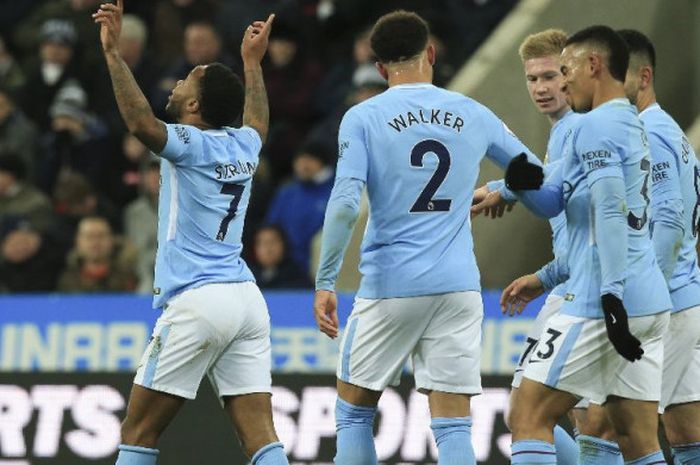 Penyerang Manchester City, Raheem Sterling, merayakan gol ke gawang Newcastle United pada laga Liga Inggris, Rabu (27/12/2017).