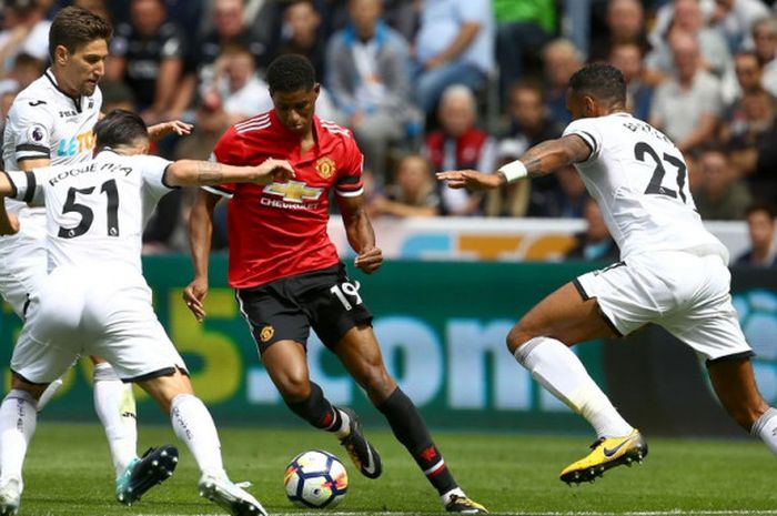 Striker Manchester United, Marcus Rashford (tengah), beraksi dalam laga Liga Inggris kontra Swansea City di Stadion Liberty, Swansea, Wales, pada 19 Agustus 2017.