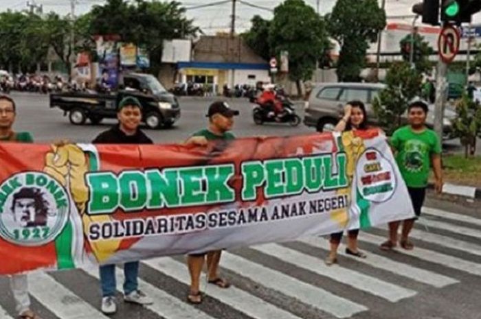   Bonek lakukan aksi penggalangan dana untuk korban gempa di Lombok.  