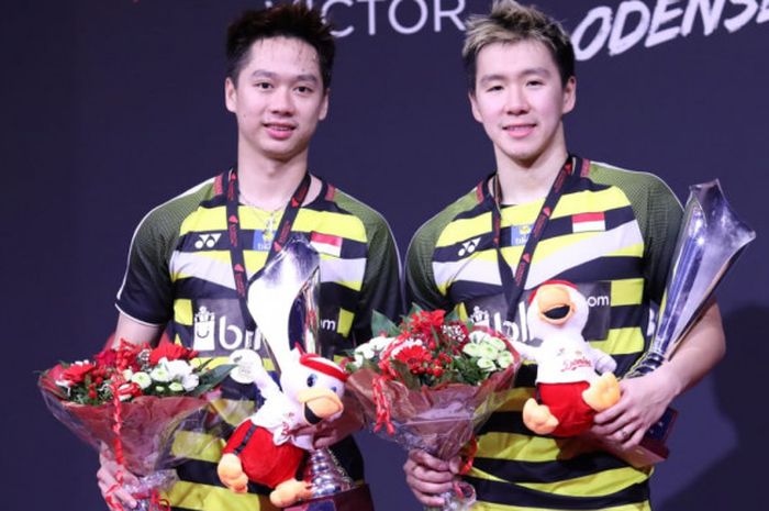 Kevin Sanjaya Sukamuljo/Marcus Fernaldi Gideon saat menerima hadiah setelah memenangi partai final Denmark Open 2018 yang digelar Minggu (21/10/2018).