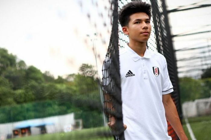 Gelandang serang Ben James Davis dengan seragam kaos polo akademi Fulham. 