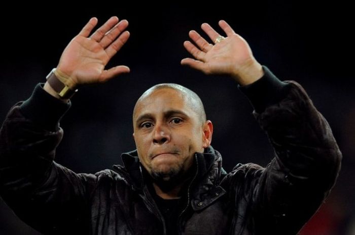  Roberto Carlos melambai ke suporter saat membela Real Madrid pada partai kontra Levante di Stadion Santiago Bernabeu, 12 Februari 2012. 