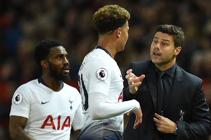 Pelatih Tottenham Hotspur, Mauricio Pochettino (kanan), berbicara dengan gelandang Dele Alli dalam laga Liga Inggris kontra Manchester United di Stadion Old Trafford, Manchester pada 27 Agustus 2018.