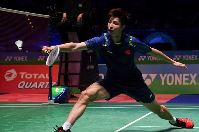 Pebulu tangkis tunggal putra China, Shi Yuqi, mengembalikan kok dari sang lawan, Lin Dan, pada laga final All England Open 2018 yang berlangsung di Birmingham, Inggris, Minggu (18/3/2018).