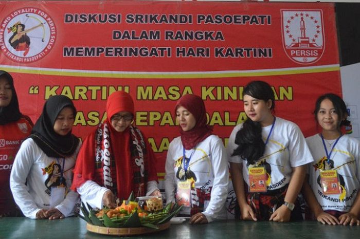 Bunda Pasoepati, Kris Pujiatni (berkacamata) saat pemotongan tumpeng dalam acara dikusi Srikandi Pasoepati di Balai Persis, Minggu (22/4/2018).