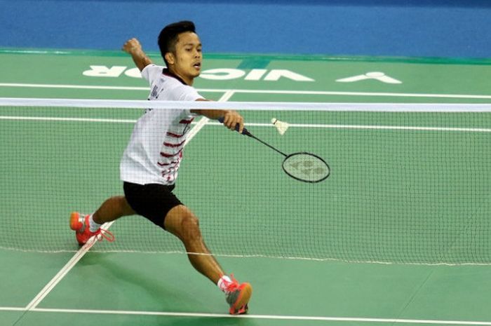 Pebulu tangkis tunggal putra nasional, Anthony Sinisuka Ginting, mengembalikan kok ke arah Ng Ka Long Angus (Hong Kong) pada laga babak kedua yang berlangsung di SK Handball Stadium, Kamis (14/9/2017).