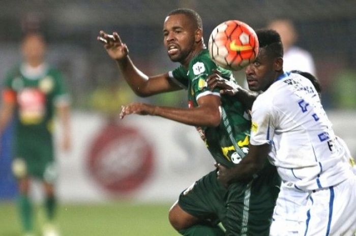 Penyerang Bhayangkara FC, Thiago Furtuoso duel dengan bek Persib, Rudolof Yanto Basna di Stadion Gelora Delta, Sidoarjo, Sabtu (11/6/2016). 