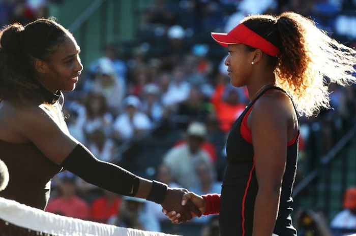 Petenis putri Amerika Serikat, Serena Williams (kiri) dan Naomi Osaka (Jepang) bersalaman setelah babak pertama Miami Terbuka yang berlangsung di Crandon Park Tennis Center, Miami, Kamis (22/3/2018).