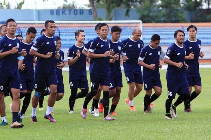 Pemain Persela Lamongan saat melakoni latihan rutin untuk persiapan Liga 1 di Stadion Surajaya Lamongan, Jawa Timur, (29/01/2017).