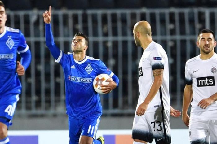 Junior Moraes dari Dynamo Kyiv (kedua dari kiri) merayakan gol ke gawang Partizan Belgrade dalam partai Liga Europa di Partizan Stadium, Beograd, 28 September 2017.