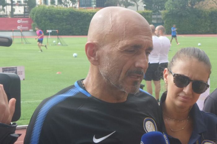 Pelatih Inter Milan, Luciano Spalletti, menemui wartawan menjelang sesi latihan tim di Bishan Street 14, Singapura, 26 Juli 2017.