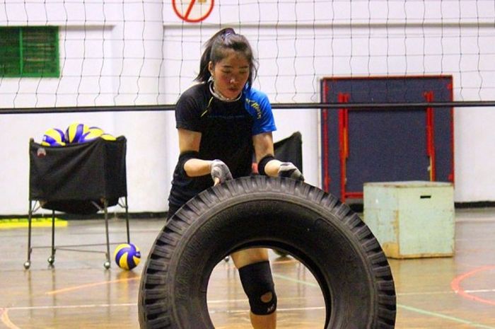 Pemain voli putri Jawa Timur, Novia Andriyanti, berlatih fisik di GOR Tri Dharma Petrokimia Gresik.