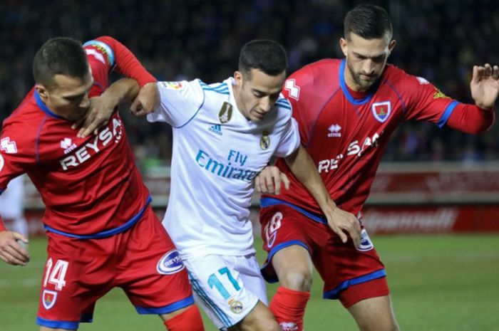 Winger Real Madrid Lucas Vazquez dijepit oleh dua pemain Numancia dalam partai Copa del Rey di Los Pajaritos, Soria, 4 Januari 2018.