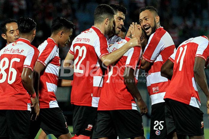 Pemain Madura United merayakan gol yang dicetak penyerang Marcel Sacramento saat melawan Kedah FA dalam laga hari ketiga Suramadu Super Cup 2018 di Stadion Gelora Bangkalan, Jawa Timur, Selasa (09/01/2018) malam.