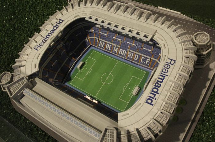 Miniatur Santiago Bernabeu, menjadi salah satu barang yang diserbu pengunjung toko resmi penjualan merchandise Real Madrid.