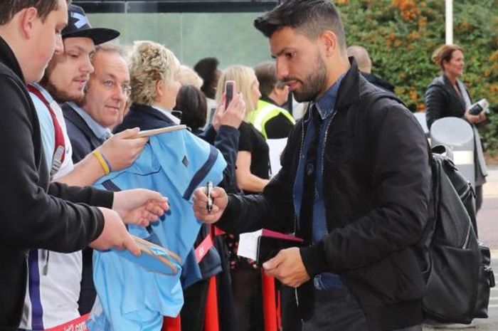 Sergio Aguero  disambut oleh para fan di Bandara