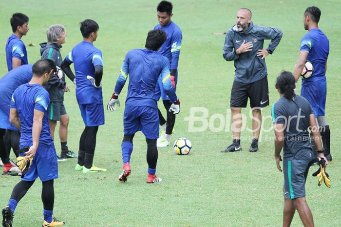  Pelatih kiper timnas Indonesia asal Spanyol, Eduardo Perez (tiga dari kanan) memimpin latihan penjaga gawang timnas U-19 dan U-23 pada pemusatan latihan skuat Garuda di lapangan ABC, Komplek GBK, Jakarta pada Rabu (21/2/2018).  