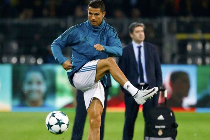 Megabintang Real Madrid, Cristiano Ronaldo, pemanasan menggunakan sepatu Mercurial Superfly V CR7 jelang laga fase grup Liga Champions kontra Borussia Dortmund di Dortmund, Jerman, pada 26 September 2017.