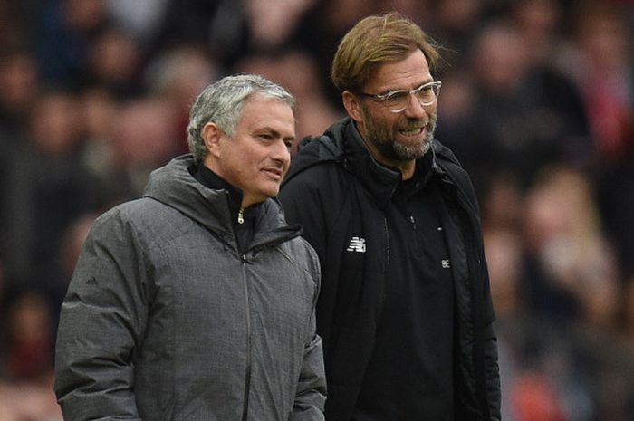 Pelatih Manchester United, Jose Mourinho (kiri), berbicara dengan pelatih Liverpool FC, Juergen Klopp, dalam laga Liga Inggris di Stadion Old Trafford, Manchester pada 10 Maret 2018.