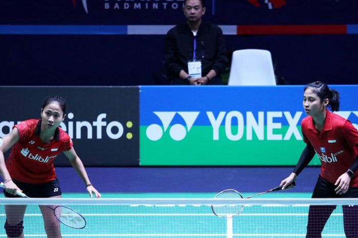 Pasangan ganda putri Indonesia, Ni Ketut Mahadewi Istarani (kiri)/Rizki Amelia Pradipta, mengembalikan kok dari sang lawan, Jongkolphan Kititharakul/Rawinda Prajongjai (Thailand), yang ditemui pada babak kesatu turnamen French Open 2018 di Stade Pierre de Coubertin, Paris, Prancis, Selasa (23/10/2018).