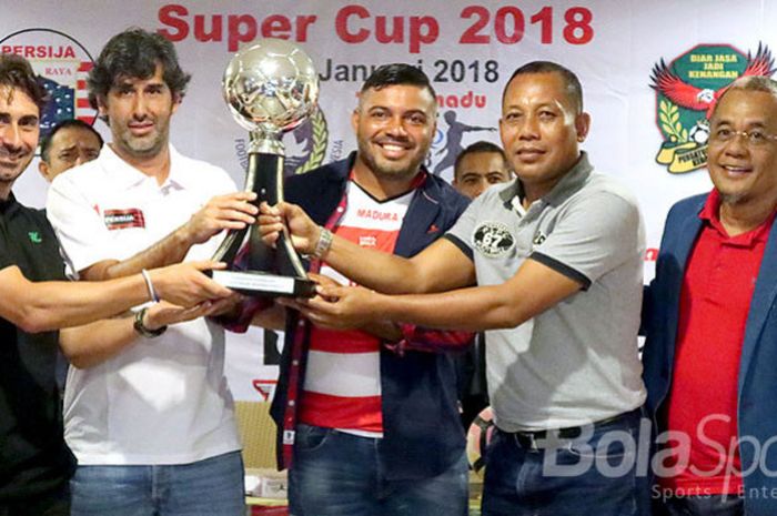 Perwakilan klub (kiri ke kanan), Pelatih Kedah FA Ramon Marcote, Pelatih Persija Jakarta Stefano Cugurra, Asisten Pelatih Madura FC Danilo Fernando, Asisten Pelatih Persela Lamongan Ragil Sudirman, dan Manajer Madura United Haruna Soemitro, berpose bersama trofi Suramadu Super Cup 2018 saat jumpa pers di salah satu rumah makan di Bangkalan, Jawa Timur, Minggu (7/1/2018) malam.