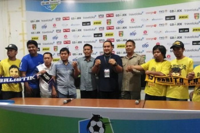 Perwakilan suporter Kalimantan saat menyatakan deklarasi damai di Stadion Aji Imbut, Tenggarong, Kutai Kartanegara, Kalimantan Timur, Kamis (27/7/2017). 