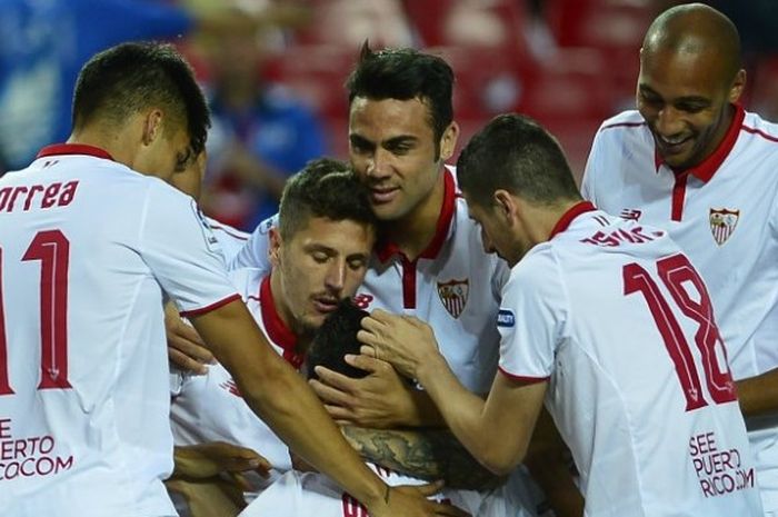 Para pemain Sevilla merayakan gol yang dicetak Ganso ke gawnag Granada pada laga di Ramon Sanchez Pizjuan, Jumat (21/4/2017)