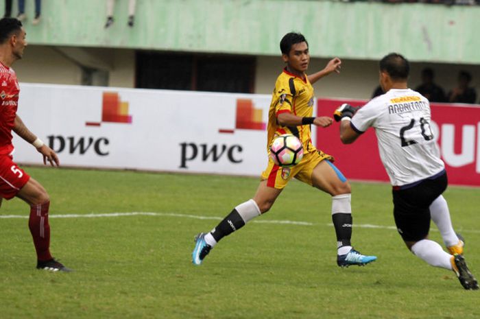 Kiper Persija, Andritany Ardhiyasa melakukan penyelamatan saat laga melawan Mitra Kukar di babak delapan besar Piala Presiden 2018, Minggu (4/2/2018)