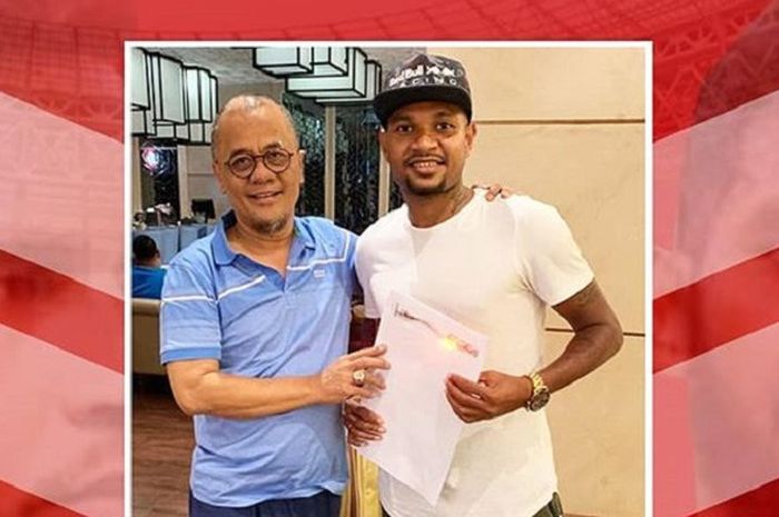  Manajer Madura United, Haruna Soemitro berfoto bersama Fandry Imbiri. 