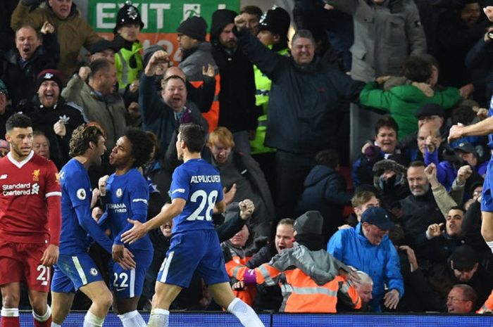 Gelandang Chelsea, Willian (ketiga dari kiri), merayakan gol yang dia cetak ke gawang Liverpool FC dalam laga Liga Inggris di Stadion Anfield, Liverpool, pada 25 November 2017.