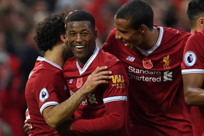 Para pemain Liverpool merayakan gol Gini Wijnaldum, ke gawang Huddersfield pada laga Liga Inggris di Stadion Anfield, Liverpool, Sabtu (28/10/2017).