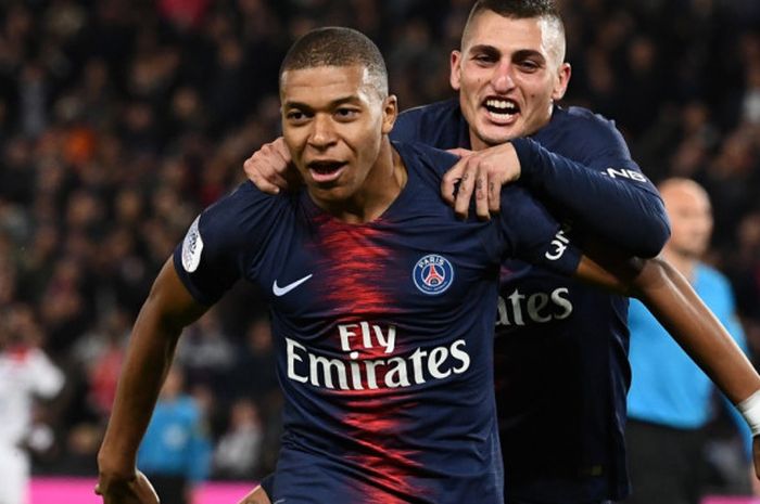 Pemain Paris Saint-Germain, Kylian Mbappe merayakan golnya bersama Marco Verratti saat laga melawan Olympique Lyon dalam pertandingan pekan ke-9 Liga Prancis di Stadion Parc de Princes, Minggu (7/10/2018) atau Senin dini hari WIB.