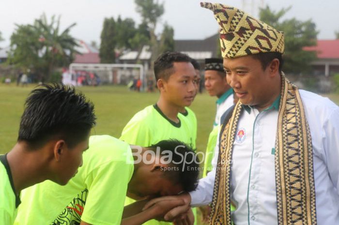 Menteri Pemuda dan Olahraga Imam Nahrawi menyalami para pemain yang berpartisipasi pada Liga Santri Nusantara (LSN) 2018, di Lapangan Sepak Bola Merdeka, Krui, Kabupaten Pesisir Barat, Lampung, Jumat (13/4/2018)