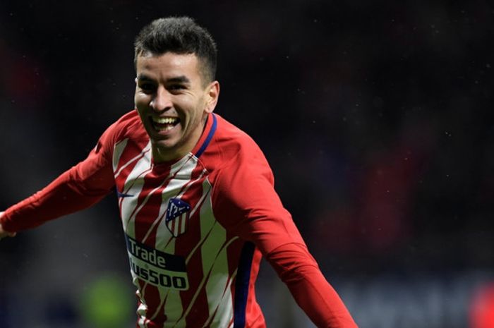 Penyerang Atletico Madrid, Angel Correa, merayakan gol yang dia cetak ke gawang Valencia dalam laga Liga Spanyol di Stadion Wanda Metropolitano, Madrid, pada 4 Februari 2018.