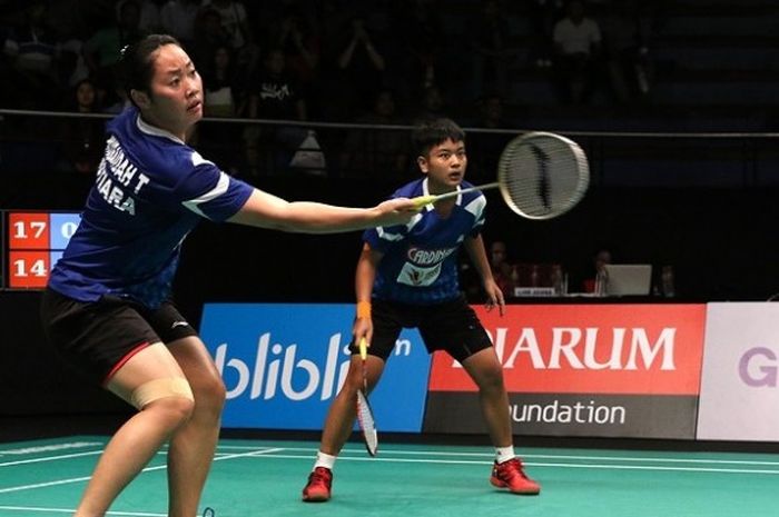 Pasangan ganda dari tim putri Mutiara Cardinal, Nisak Nisak Puji Lestari/Tiara Rosalia Nuraidah, tampil dalam laga semifinal Djarum Superliga 2017, di DBL Arena, Surabaya, Jumat (24//2/2017).