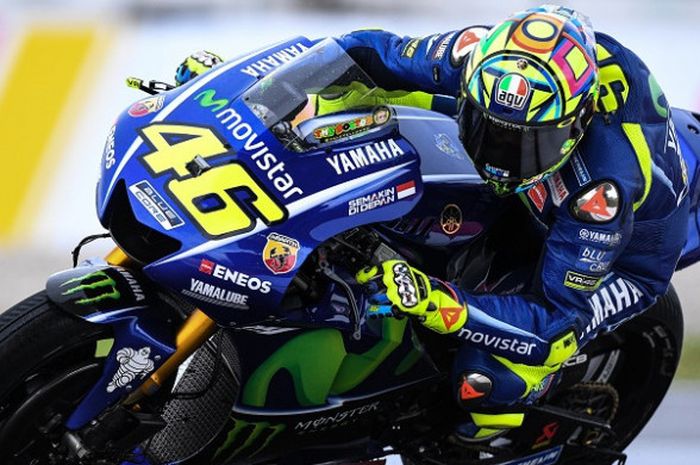 Pebalap Movistar Yamaha, Valentino Rossi, memacu motor pada sesi latihan hari pertama GP Malaysia yang berlangsung di Sirkuit Sepang, Sabtu (27/10/2017).