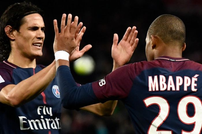 Dua pemain Paris Saint-Germain, Edinson Cavani dan Kylian Mbappe melakukan selebrasi setelah pemain Olympique Lyon membuat gol bunuh diri di laga lanjutan Liga Prancis di Parc des Princes, Minggu (17/9/2017) waktu setempat.